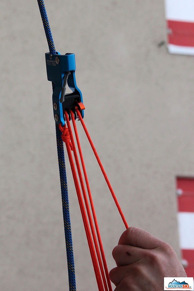 Detail hlavní kladky, resp. trojkladky, s pojistkou
