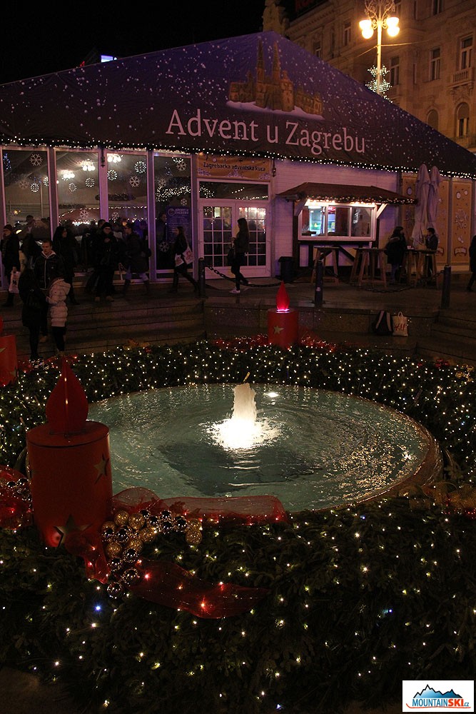 Advent u Zagrebu – prosinec a fontána funguje, jako kdyby bylo léto