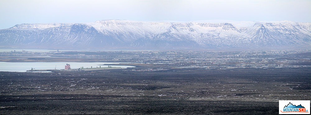 Reykjavík a v pozadí pohoří s nejvyšším vrcholem Esja – 914m