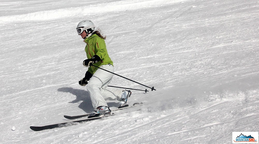 Katka předvádí ladnost telemarku
