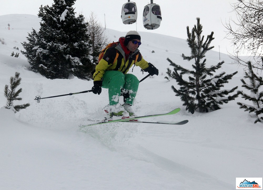 Skier: palič, hopsání v řídkem porostu, lokalita: Livigno – Mottolino