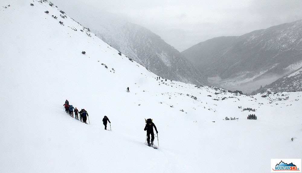 V řadě za sebou… skialpinisté jdou
