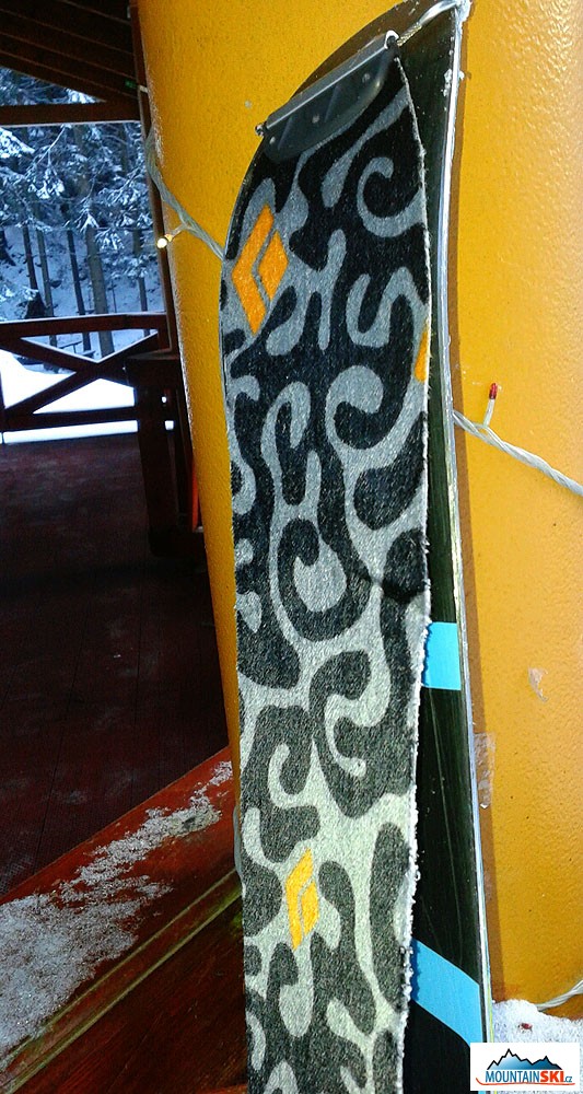 Detail nasazování stoupacího pásu