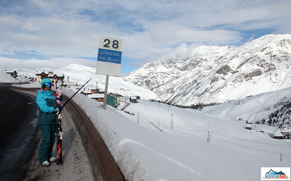 Pro legraci, sjedete dole kopcom v Mottolino Fun Mountain Livigno a po chvíli dojdete k ceduli Livigno 9 km… celé jsme to nešli