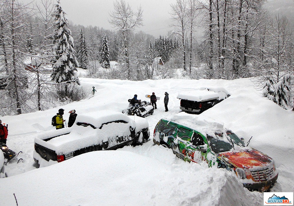 Sledders/nobo­arders, když napadne sníh, Trout Lake, BC