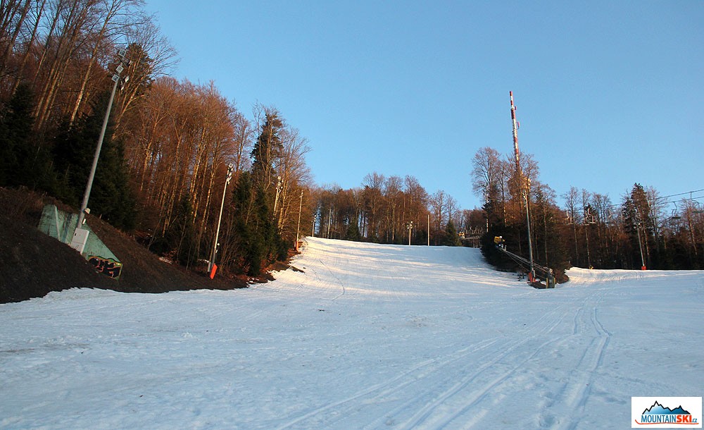 Vysněžená hlavní sjezdovka na Sljeme