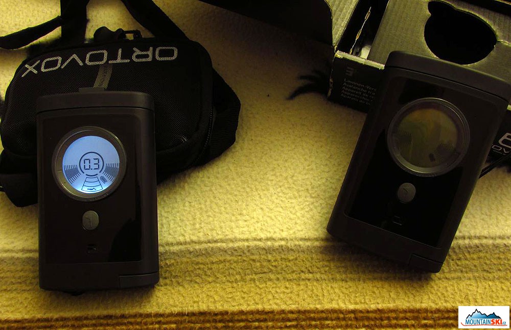 LCD displej – vlevo v režimu jemného dohledávání, vpravo režim vysilání