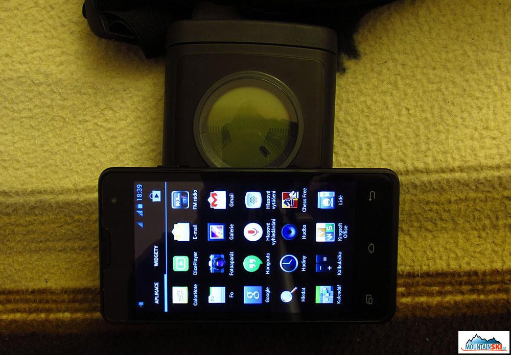 Test položeným dual-simovým mobilem, režim vysílání