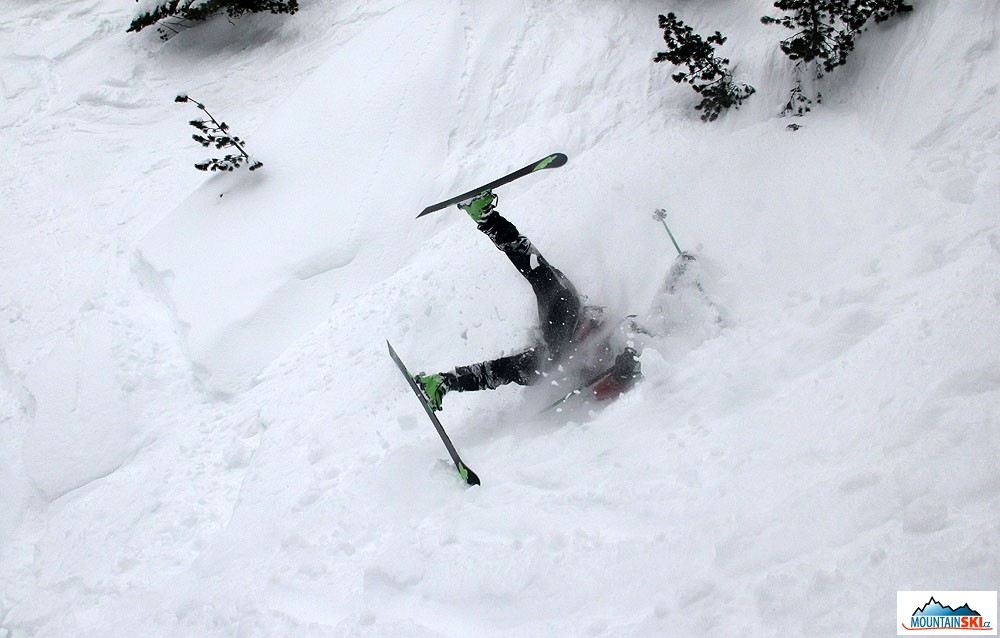Velké množství prašanu způsobilo i nácvik různých pádových technik, skier Tomáš