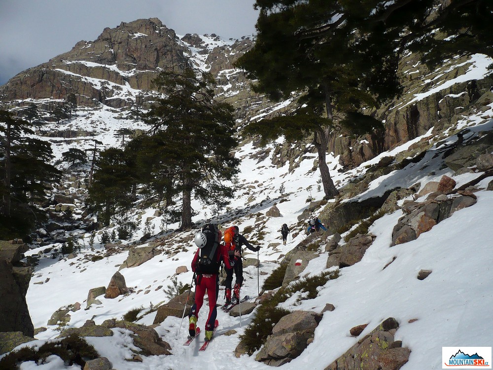 Výstup dolinou na chatu Refuge Ciottuli di i Mori