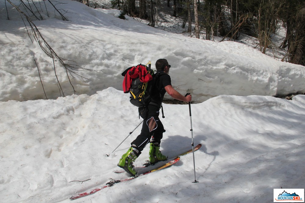 Šlapu na pásech do sedla Vršič – vybavení: 1. vázání Fritschi Diamir Vipec, 2. lyže Mountain Wave, 3. ABS lavinový batoh Ortovox, 4. ultra lehké skialpinistické hole Kohla. Foto: Bruder