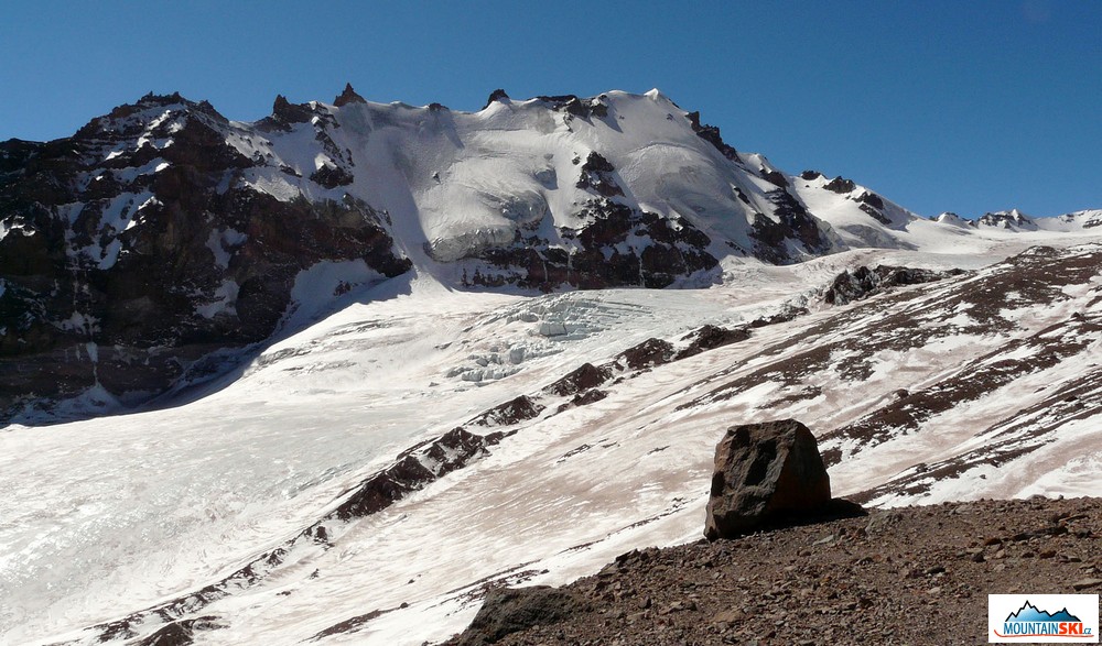 Pohled od Bethlemi Hut – ledovec Gergeti, Kazbek za zády. Snadný, relativně bezpečný ledovec, když člověk jde přímou cestou napříč. Zpátky jsme ho, po vzoru záchranářů, šli nenavázaní a nebyl s tím jediný problém, trhlinky jen nepatrné
