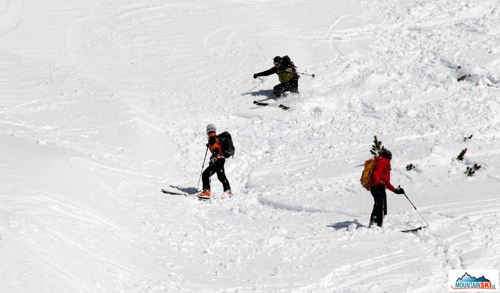 Agresivně lyžující Adam je sledován dalšími skialpinisty