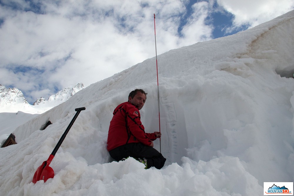 Sněhový profil na střeše chaty Rif. Stavel F. Denza – výška sněhu 145 cm a sníh stabilní