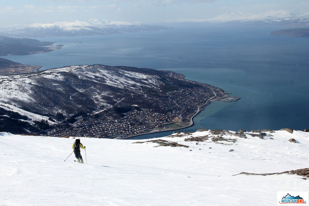 Valím dole kopcom po přemrzlém podkladu vedle sjezdovky