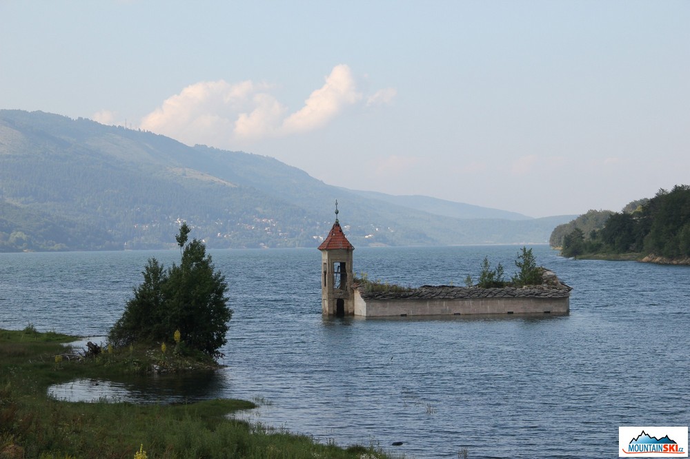 Zatopený kostel v umělém mavrovském jezeru – jezero je vidět z Golem Korabu, ale kostel ne