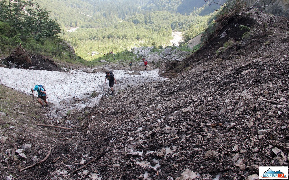 Výstup žlabem příznačně nazvyným Valle Della Lavina odpovídal svému názvu – v dolní části sněhová laviniště, na nich zbytky půdních sesuvů a stromů