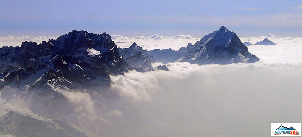 Výhled z vrcholu Tofany di Dentro, v pozadí Král Dolomit Antelao