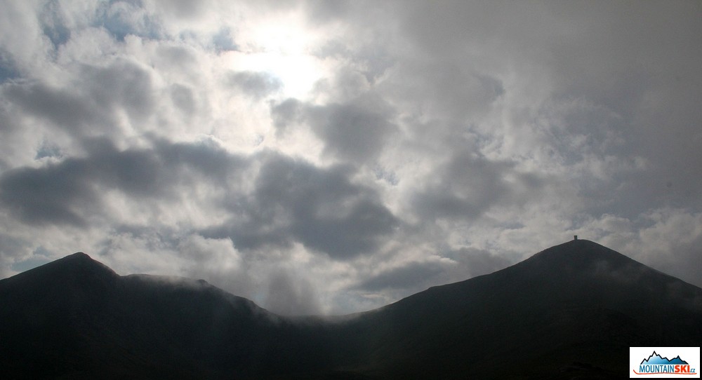 Turčin (2702 m) a Titov vrv vylézají z mraků