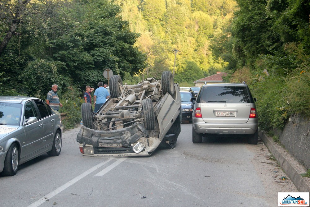 Zkusil to o boční betonovou zeď naklonit na dvě kola, a nějak to přetočil
