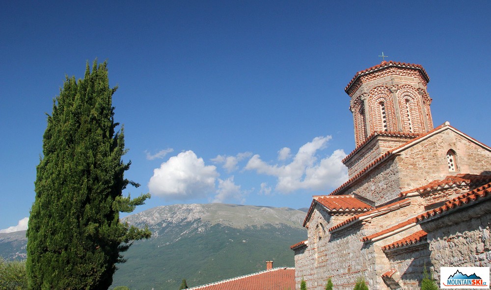 Výhled od Sv. Nauma na Starou Galičicu, o nějaký den později jsme po tomto hřebenu chodili