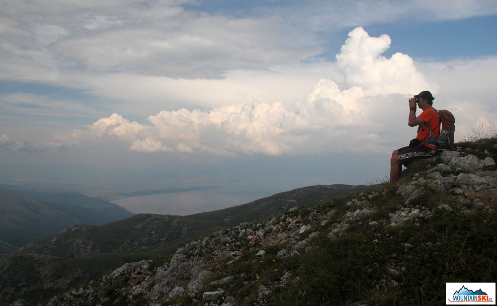 Výhledy na Velké Prespanské jezero při sestupu z Magaro