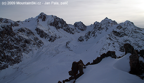 Ledovec Komsomola a nad ním Pik Komsomola – 4330 m