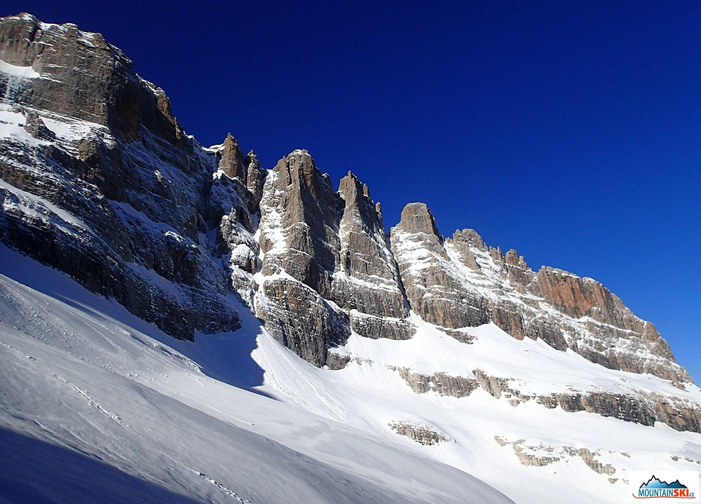 Cimbuří na hradbách Cima Brenta