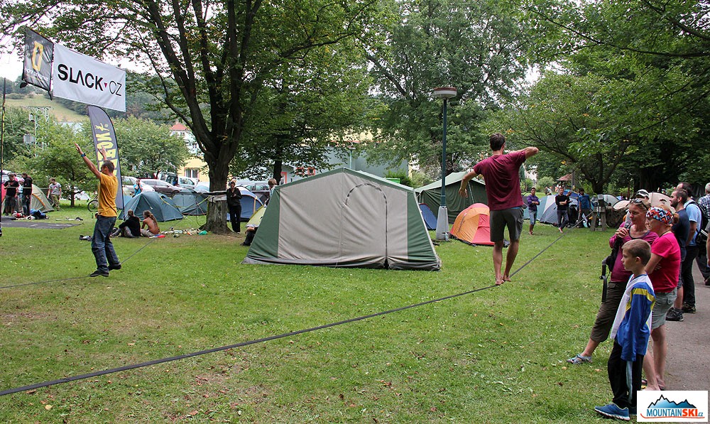 Slackline v parku
