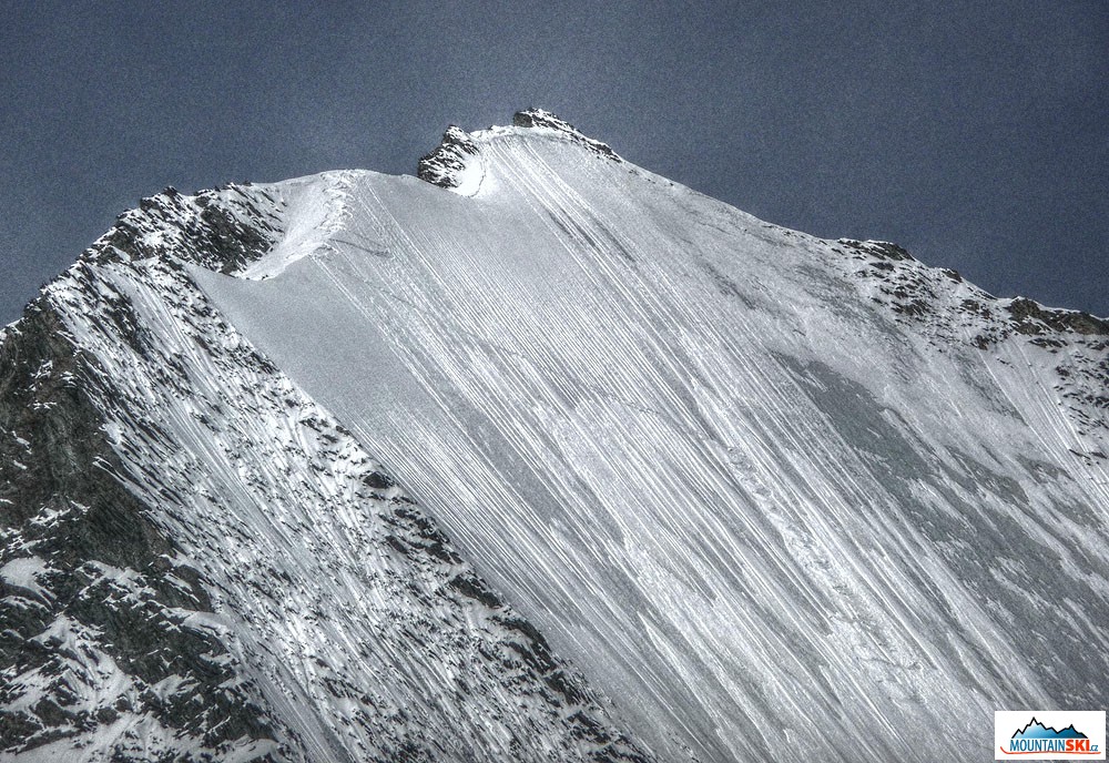 Lenzspitze s viditelnou stopou, kterou jsme při sjezdu zanechali