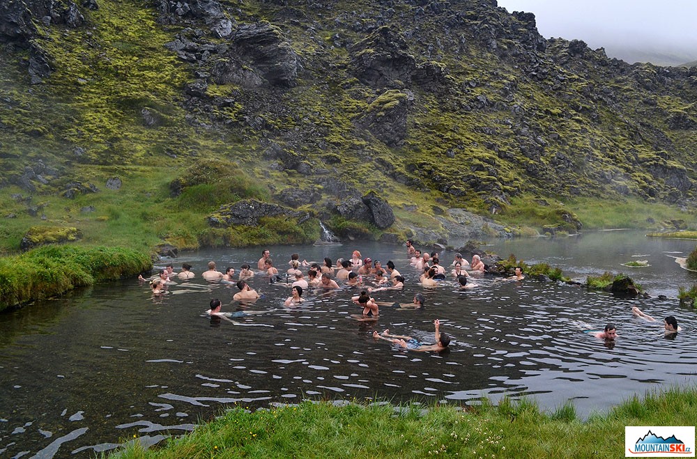 Koupání v termálním jezírku v Landmannalaugar je oblíbenou turistickou atrakcí.