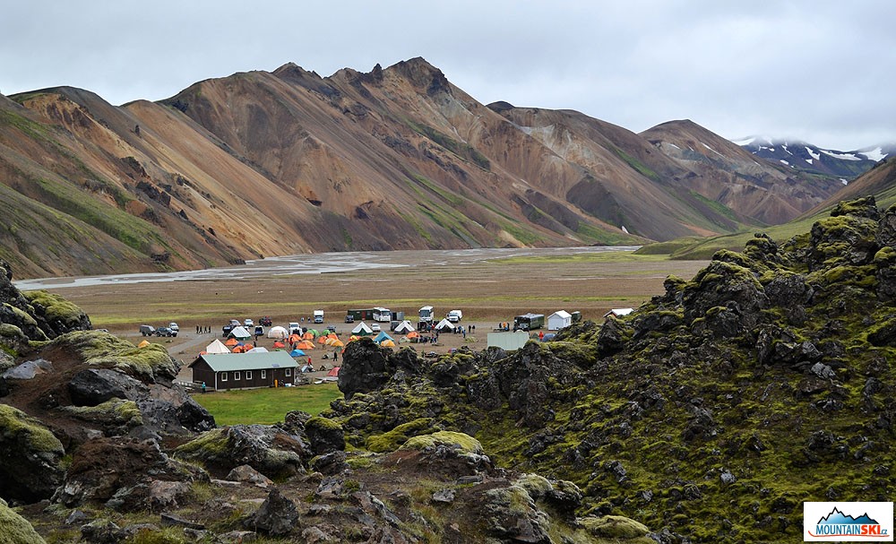 Kemp v Landmannalaugar leží na úpatí Duhových hor