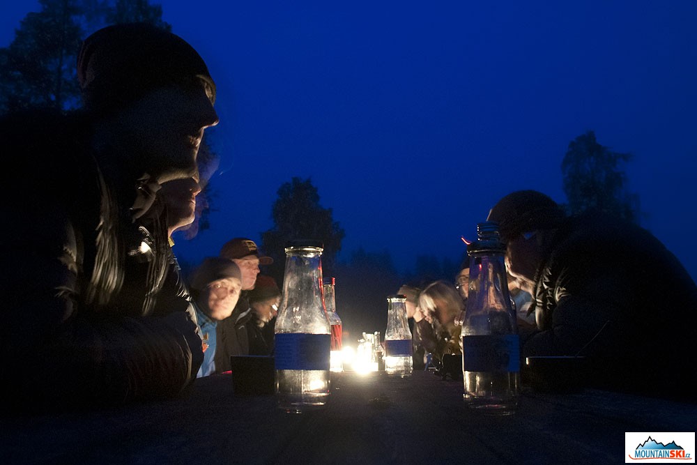 Večerní posezení při čelovkách s plodnou diskuzí