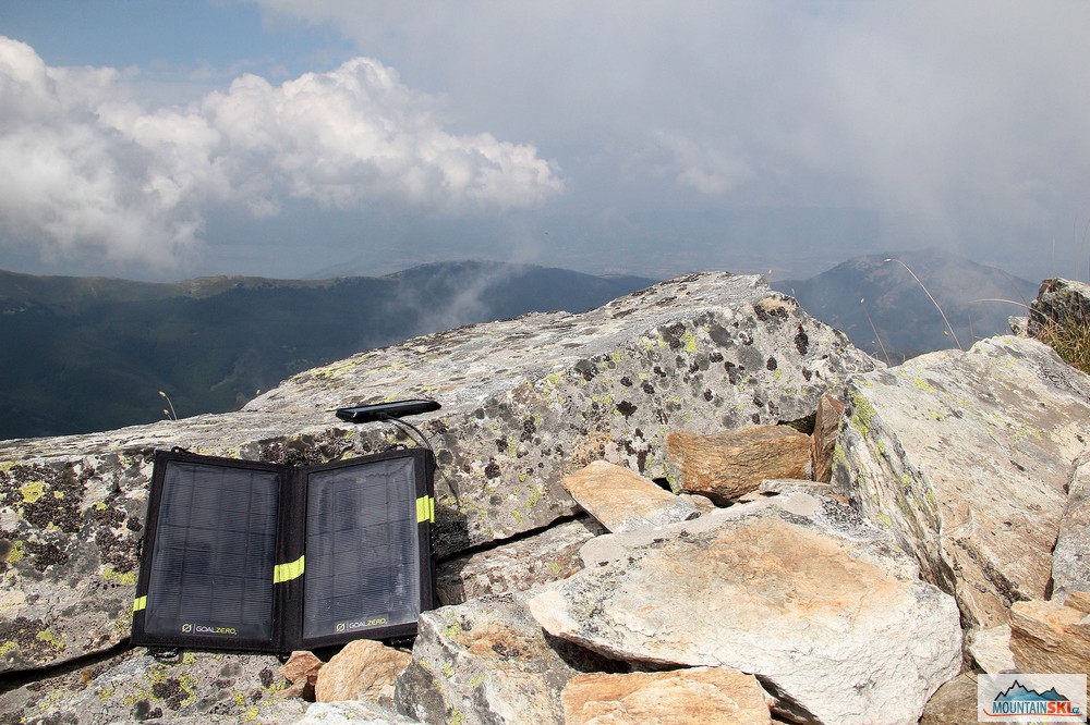 Ideální dobíjecí místo, stačí slunce, GoalZero a k tomu vrchol Baba (2601 m) v Pelisteru