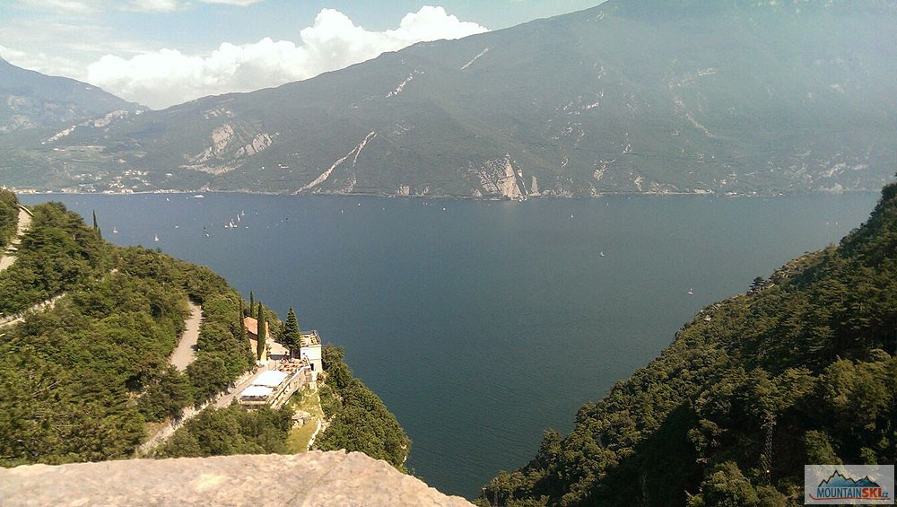 Proč jet s kolem na Lago di Garda? Tato fotka dost napoví…