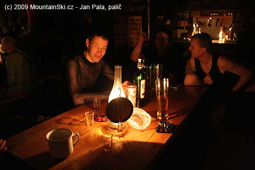 Večerní pohoda na chatě, před Matúšem litrový fernet, který donesl Mišo