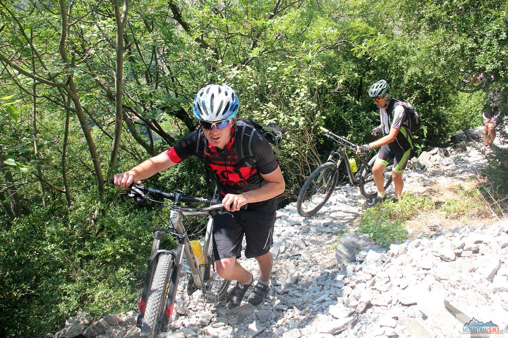 Tady se cyklisté ještě smáli – kousek na jezerem Matka