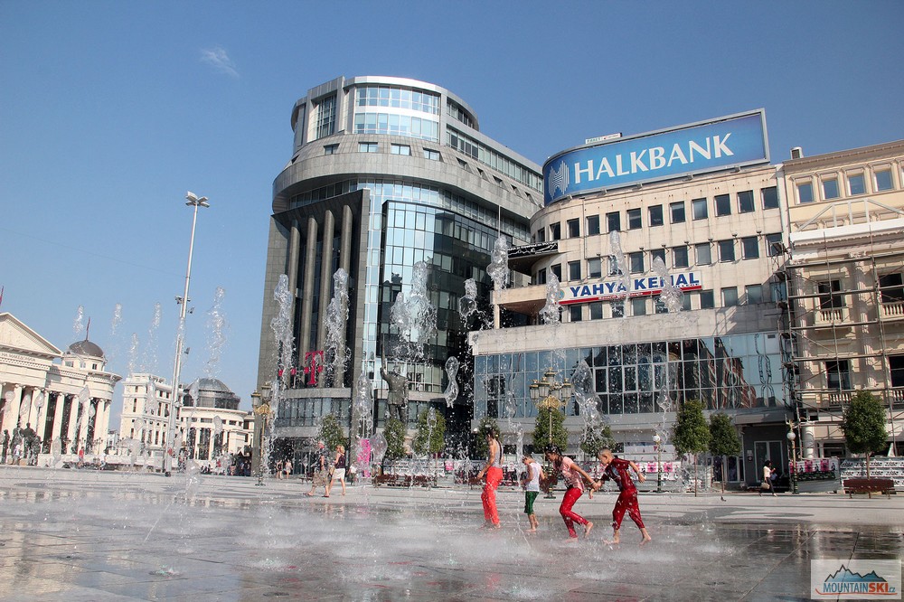 Další stříkající a tekoucí voda na hlavním náměstí ve Skopje, kupodivu tady bez nových soch