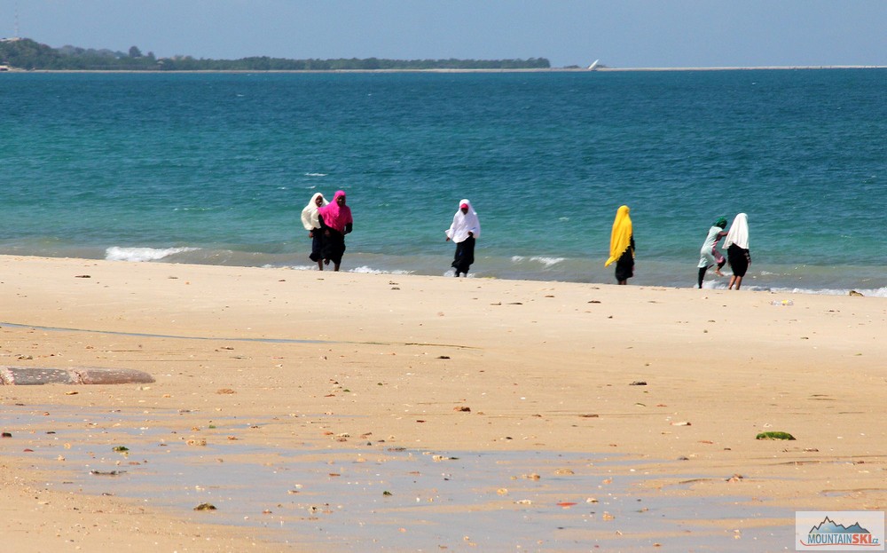 Emancipace na zanzibarský způsob – ženy ve vodě maximálně po kotníky