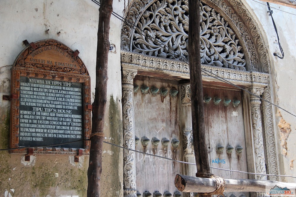 Jedna z mála fantastických věcí na Zanzibaru – vyřezávané a zdobené dveře a vrata