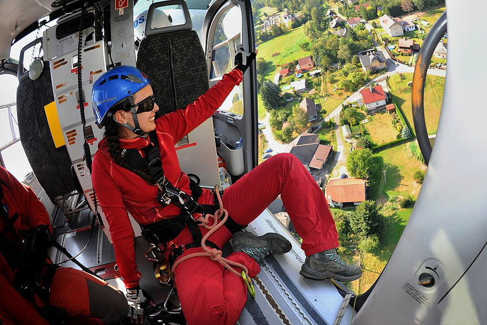 Ve vrtulníku DSA při cvičném záchranném letu. Foto: Jan Kostík