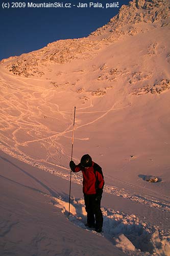 Podvečerní sondování zahrabané figurantky