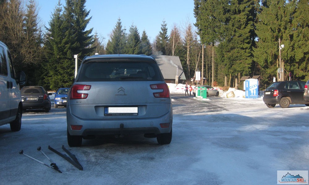 Parkoviště číslo 2 v Bedřichově – za 150 Kč na den většina plochy čistý led