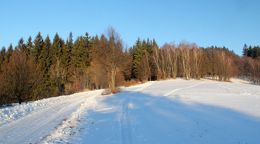 Prohrnutá polní cesta na hřebenu nad Jablůnkou, kdo to kdy viděl?