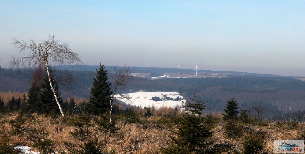 Kousek od Bouřňáku to vypadá, že by se ještě dalo lyžovat