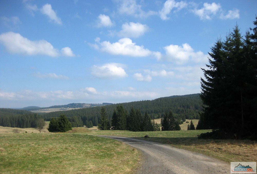 Sjezd k říčce Černá na české straně Krušných hor