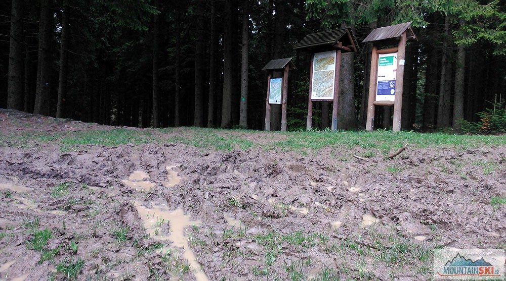 Trochu zapeklitá otázka – jak se dostat přes bahniště k rozcestníku?