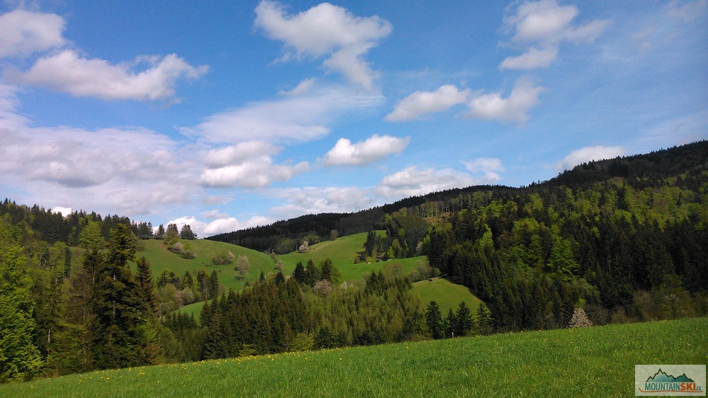 Výhled na sever do údolí potoka Vranča z cesty na Kohútku