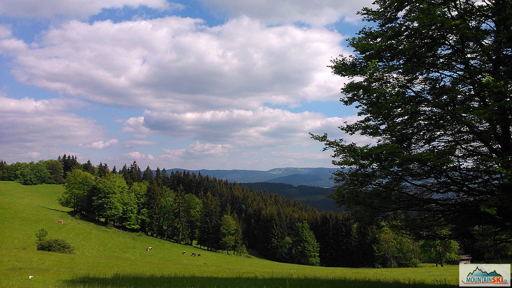 Na Pálenici – na protěšjím hřebenu je patrné lyžařské středisko Kasárna na Javorníkách