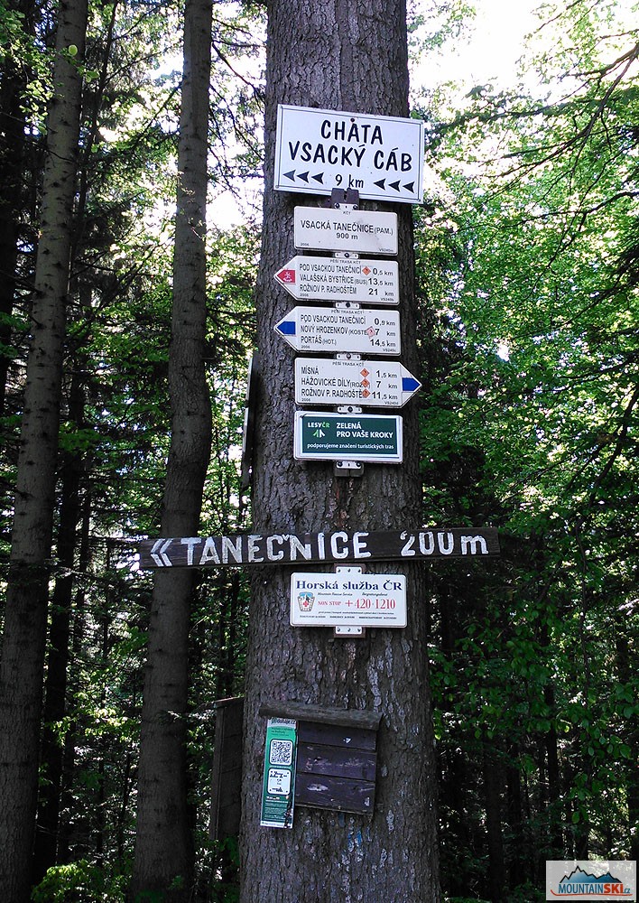 Další vrchol na hřebenovce Vsackých Beskyd – 900 metrů vysoká Vsacká Tanečnice